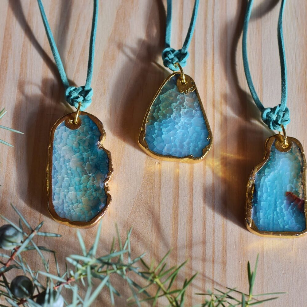 collar ágata azul turquesa sobre madera