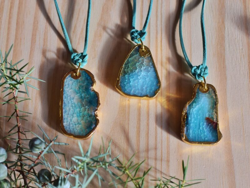 collar ágata azul turquesa sobre madera
